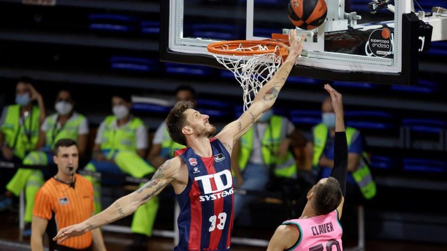 El Barça, primer finalista en imposar-se al Baskonia (68-72)