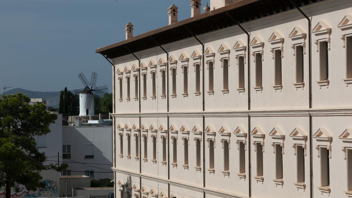 Vista parcial de la fachada de la sede de la UIB en Ibiza.