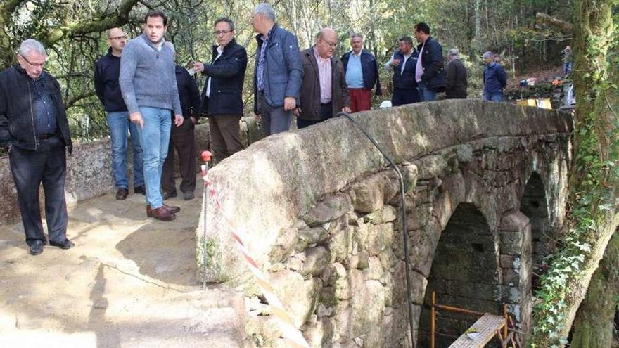 Los alcaldes de Cotobade y A Lama, con vecinos y técnicos, supervisan las obras.  // FdV