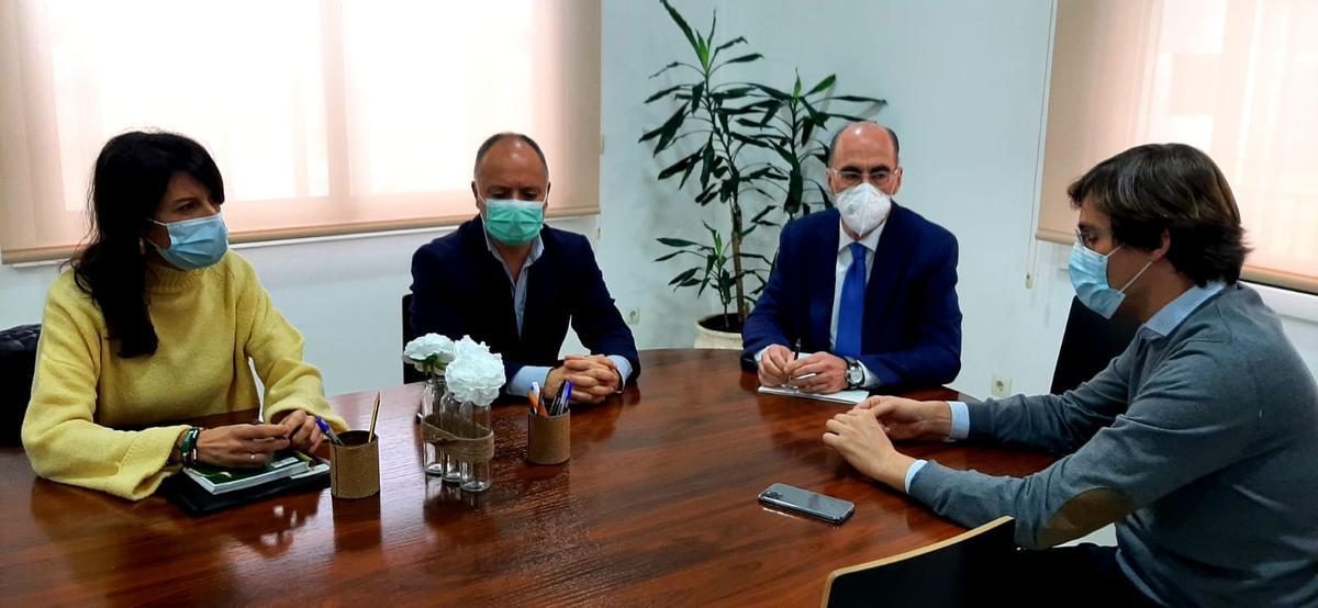 Momento de la firma de las escrituras por parte de Frinsa y autoridades de la Xunta, Puerto de Vigo y Zona Franca