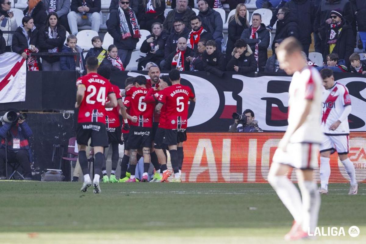 Martin Valjent, yendo a celebrar el gol de Muriqi ante el Rayo con sus compañeros.