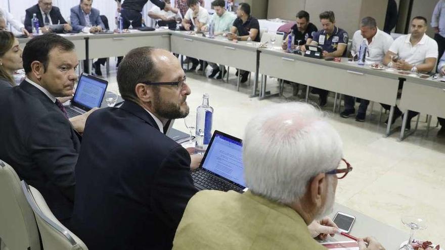 ¿Ruptura definitiva? |  Hace poco más de una semana salían tan optimistas de su primer encuentro con la patronal desde la aprobación del decreto de reforma de la estiba que el líder de Coordinadora Estatal de Trabajadores del Mar (CETM), Antolín Goya, daba por hecho un acuerdo en la próxima reunión. Pero aunque el de ayer -en la imagen- no pudo acabar peor, entre los sindicatos creen que ante el temor a las consecuencias de las huelgas, las empresas no tardarán en llamar a su puerta para reactivar el diálogo. En los puertos ayer todavía albergaban las esperanza de podría pararse, si no el paro del lunes, al menos los siguientes.