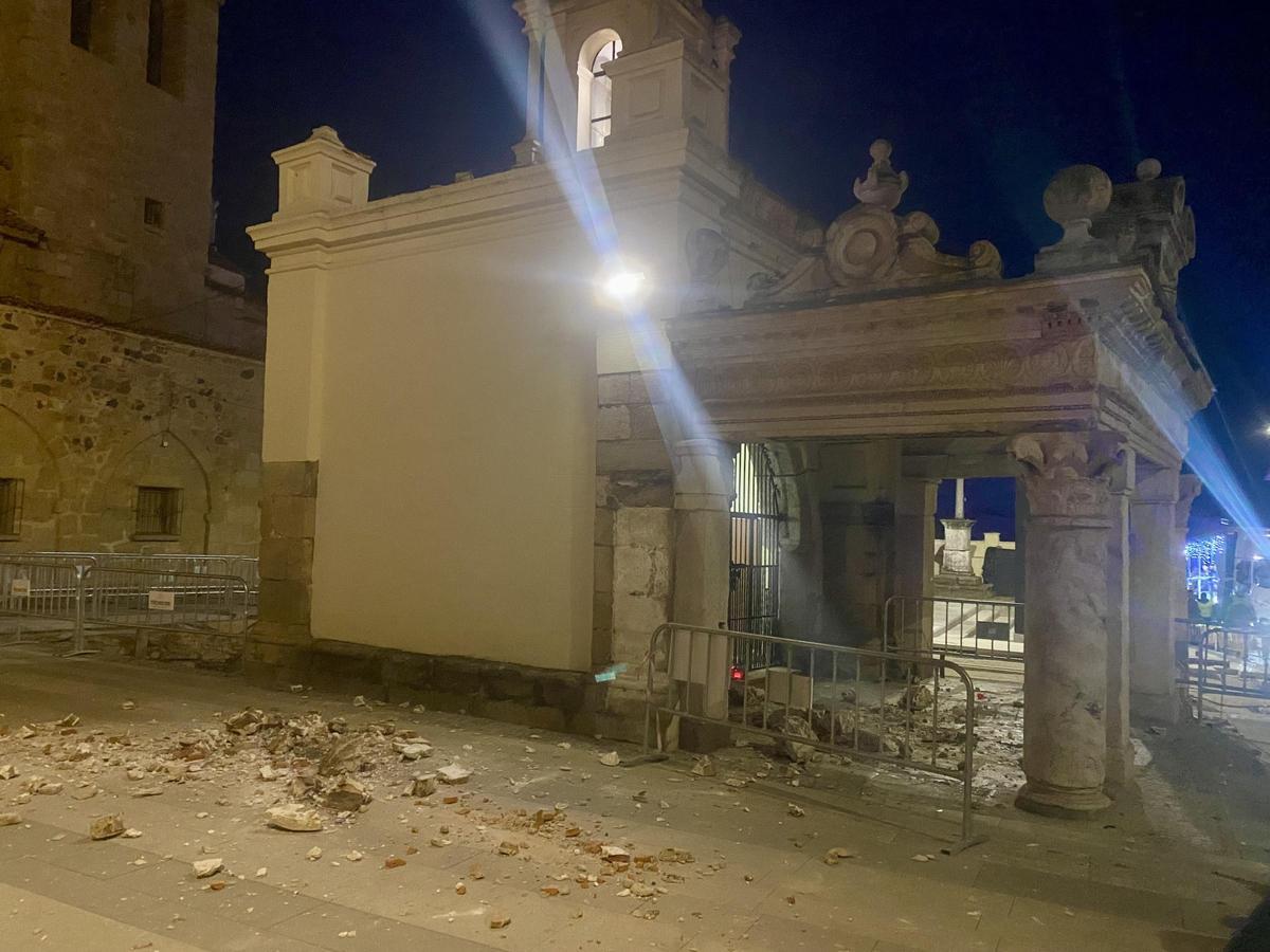 Destrozos en el Hornito de Mérida al paso de una carroza de la Cabalgata de Reyes Destrozos en el Hornito de Mérida al paso de una carroza de la Cabalgata de Reyes