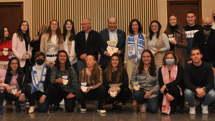 La alcaldesa y varios concejales con las jugadoras y el cuerpo técnico de la SD Ejea Femenino durante el reconocimiento oficial en el ayuntamiento. | SERVICIO ESPECIAL