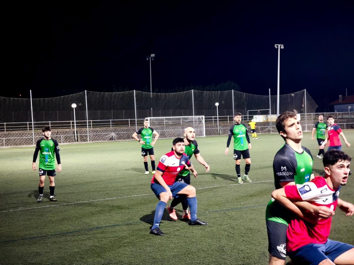 Un momento del partido del Cornellana.