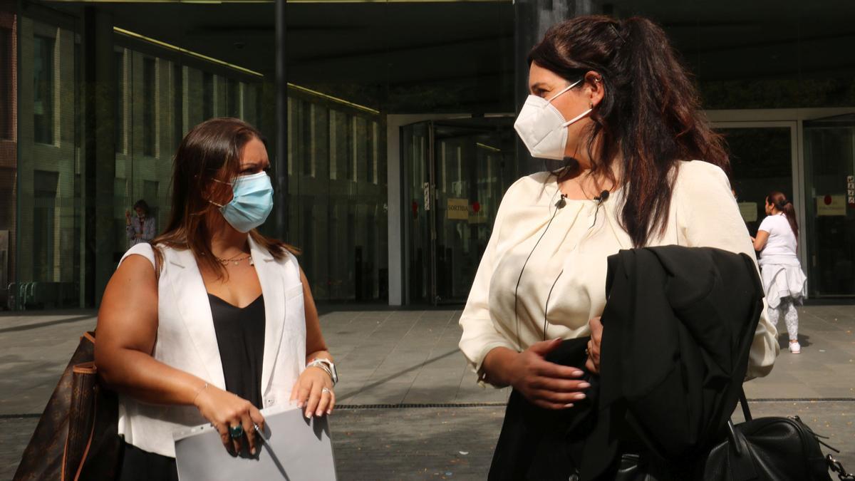 Las abogadas de la madre, Carla Vall y Marta Ariste, en la Ciutat de la Justícia.