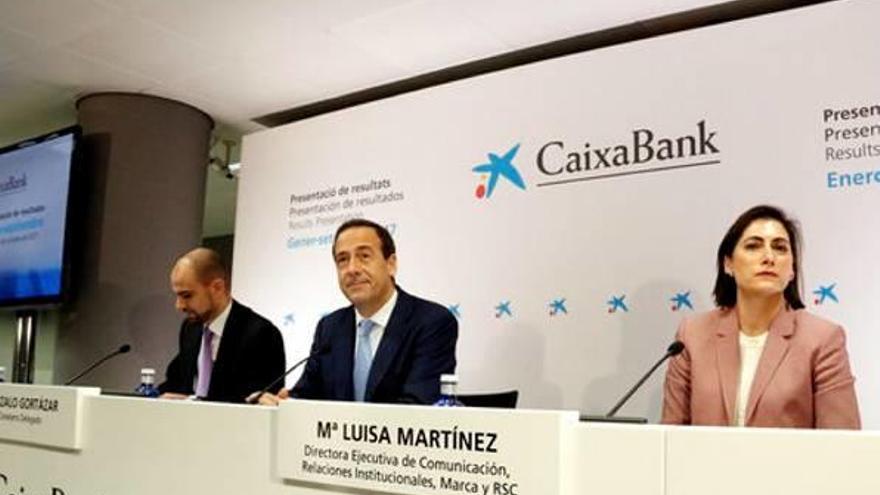 El conseller delegat de CaixaBank, Gonzalo Gortázar, al centre, durant la presentació dels comptes.