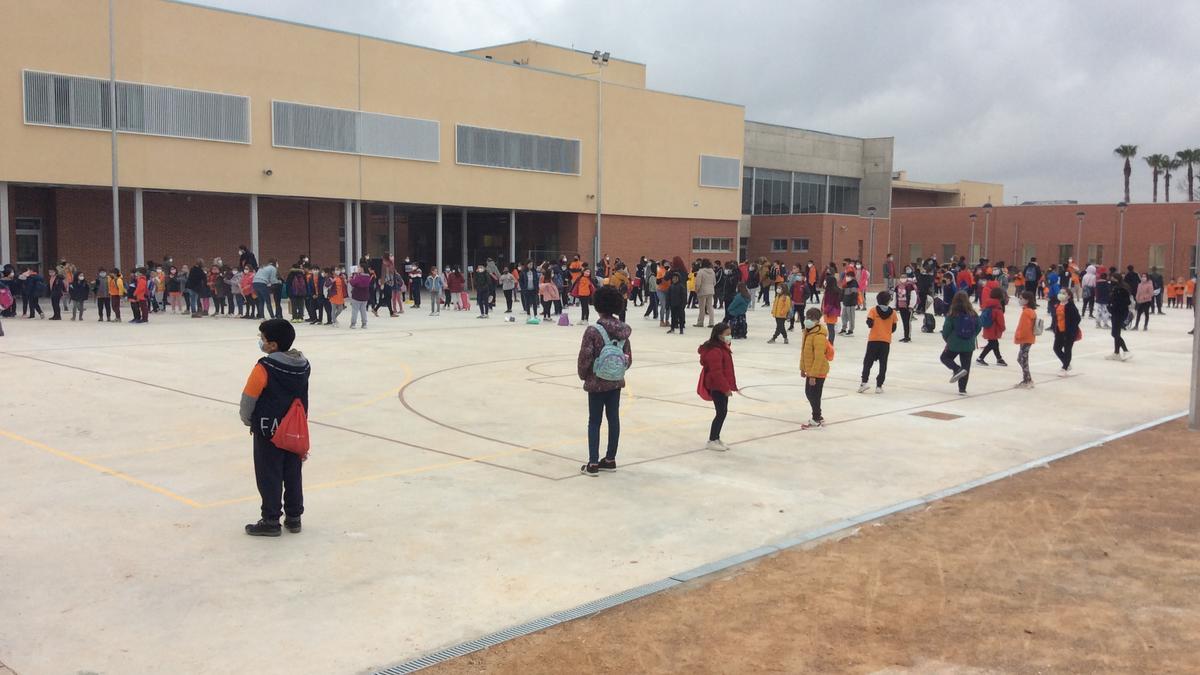 Baile de &quot;Seguiremos&quot; en el patio del colegio.