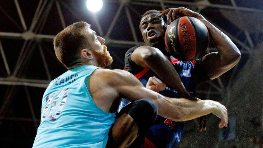 Moussa Diagne, con el balón en las manos, ante el barcelonista Víctor Claver.