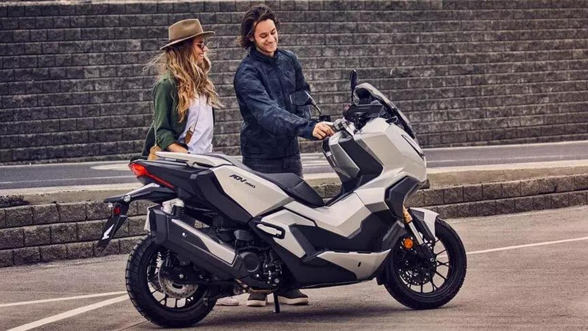 La Honda ADV 350 es la décima moto más vendida en España durante noviembre con 333 unidades matriculadas (4.401 en total). Su coste inicial es de 6.740 euros.