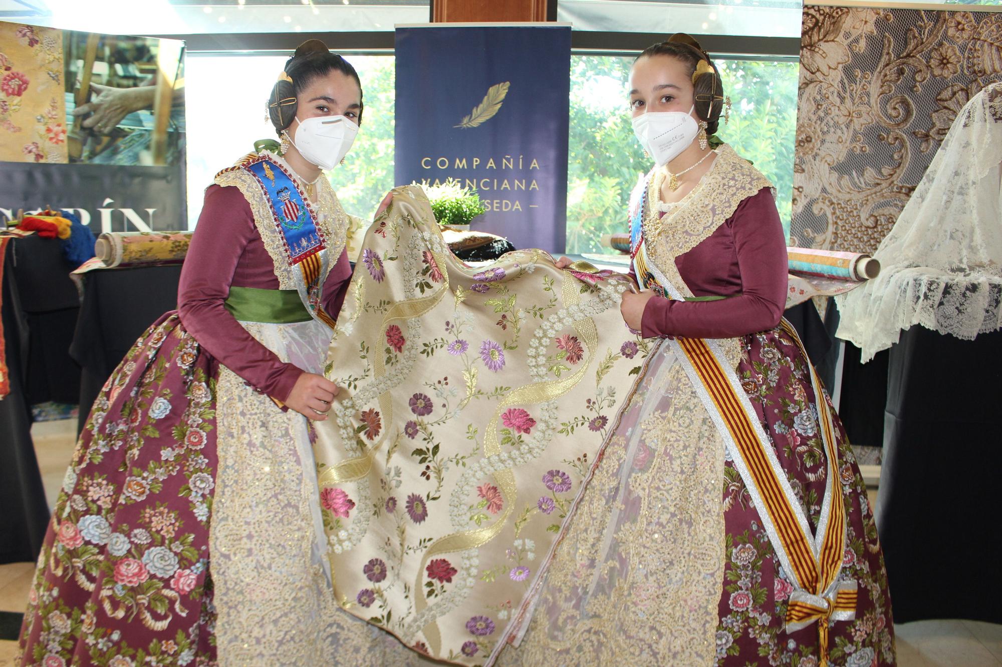 La corte infantil recibe su traje para las Fallas de Septiembre