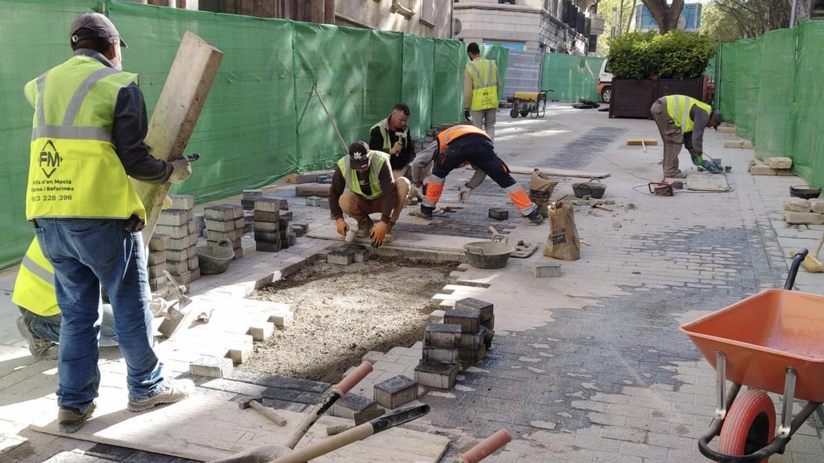 Obreros trabajando en la renovación de las redes de agua y alcantarillado en la calle Oms antes de la pasada Semana Santa.