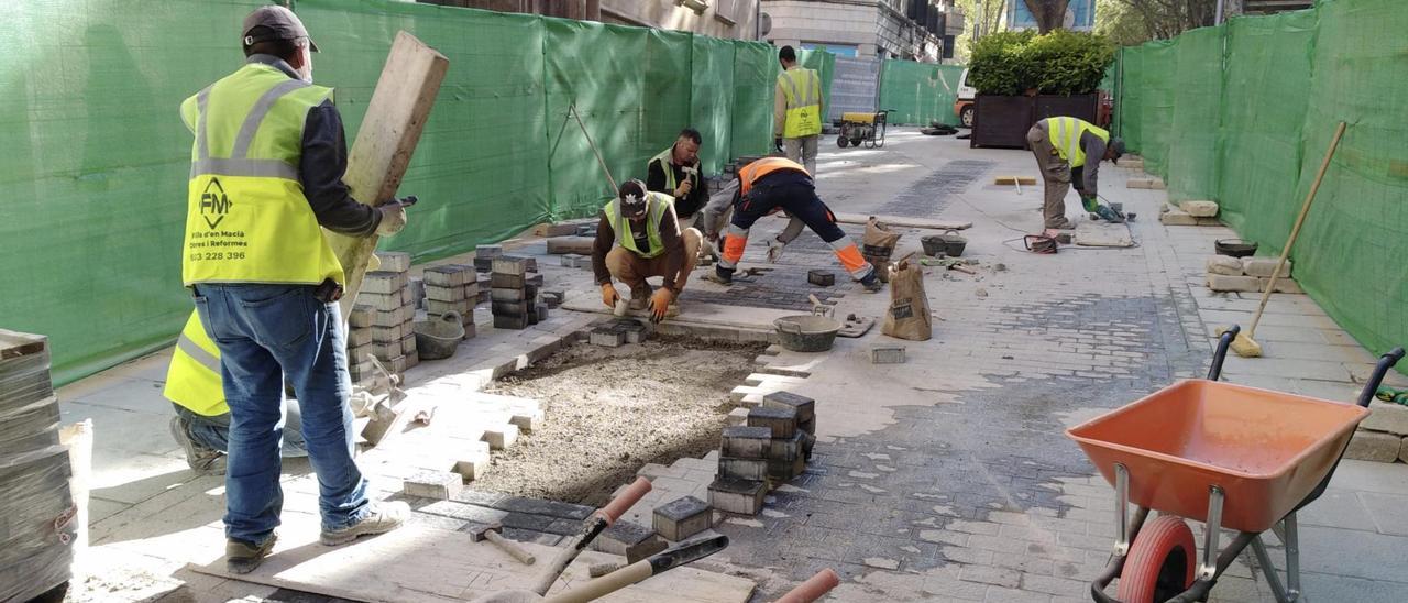 Obreros trabajando en la renovación de las redes de agua y alcantarillado.