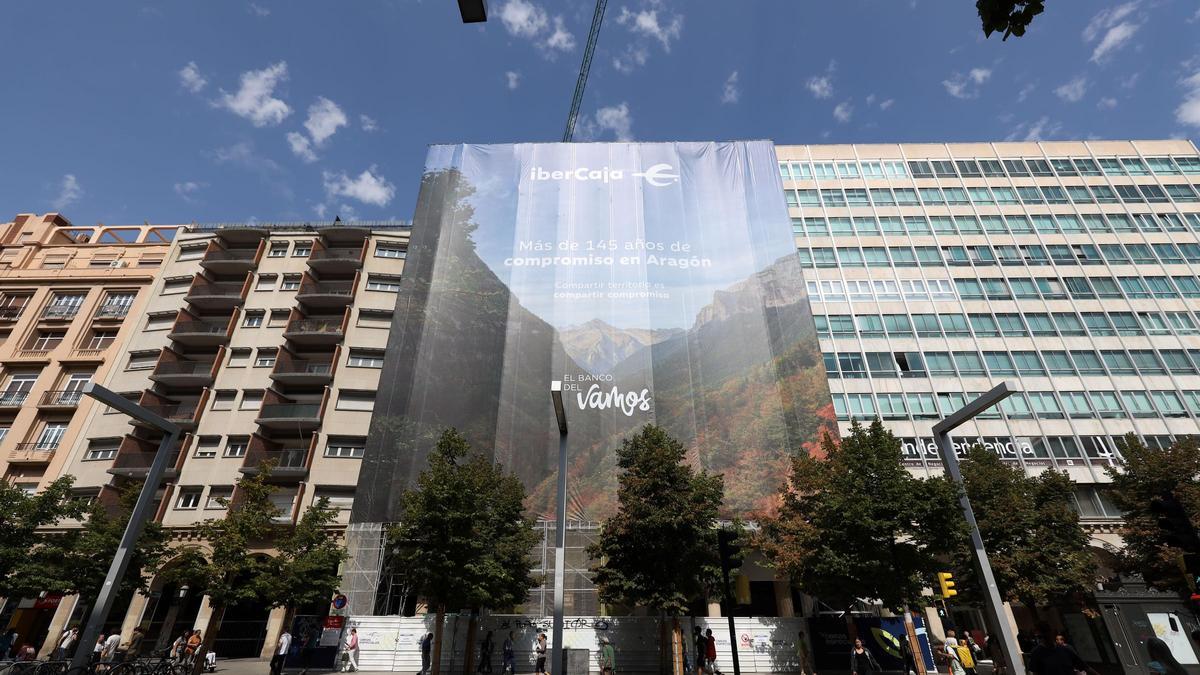 Estado de los trabajos en el antiguo edificio de la CAI, donde se ubicará una macrotienda de Zara.