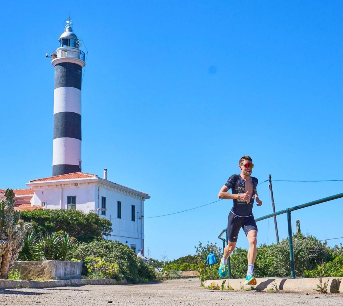 Oben: Die Laufstrecke führt direkt am Leuchtturm von Portocolom entlang. Links: Bartomeu Caldentey.   | FOTOS: RAFA BABOT/PRIVAT