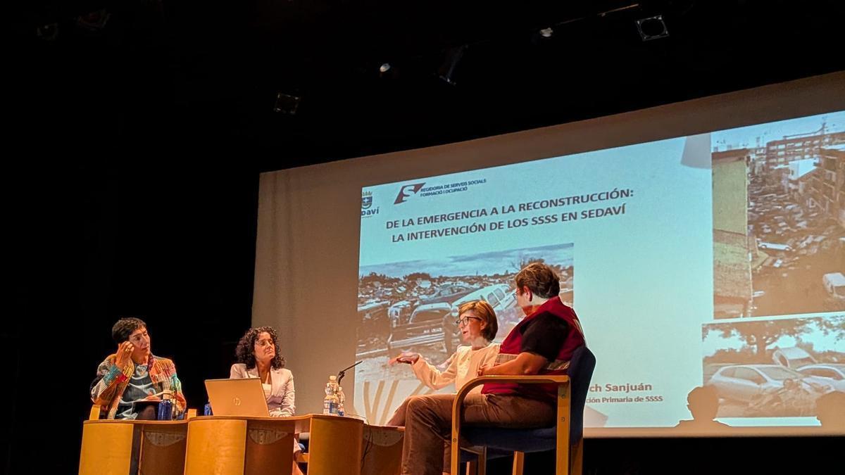 La directora de Servicios Sociales de Sedaví, Mar Pérez, y la psicóloga, Inmaculada March, presentan la ponencia.