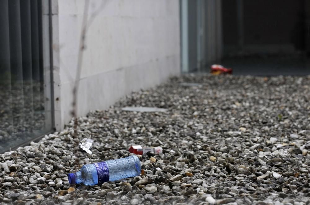 Restos de botellón y pintadas en el centro de salud de Mieres Sur