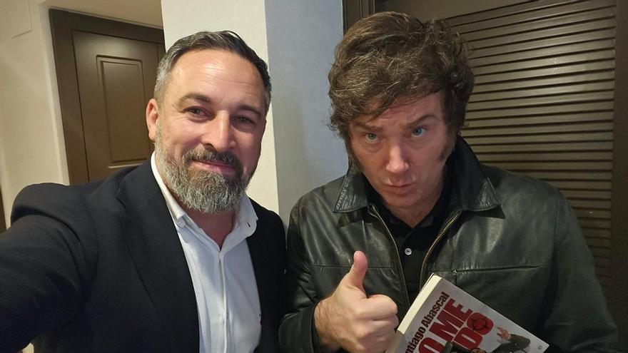 El líder de Vox, Santiago Abascal, junto al presidente de Argentina, Javier Milei, tras su reunión en Madrid este 18 de mayo.