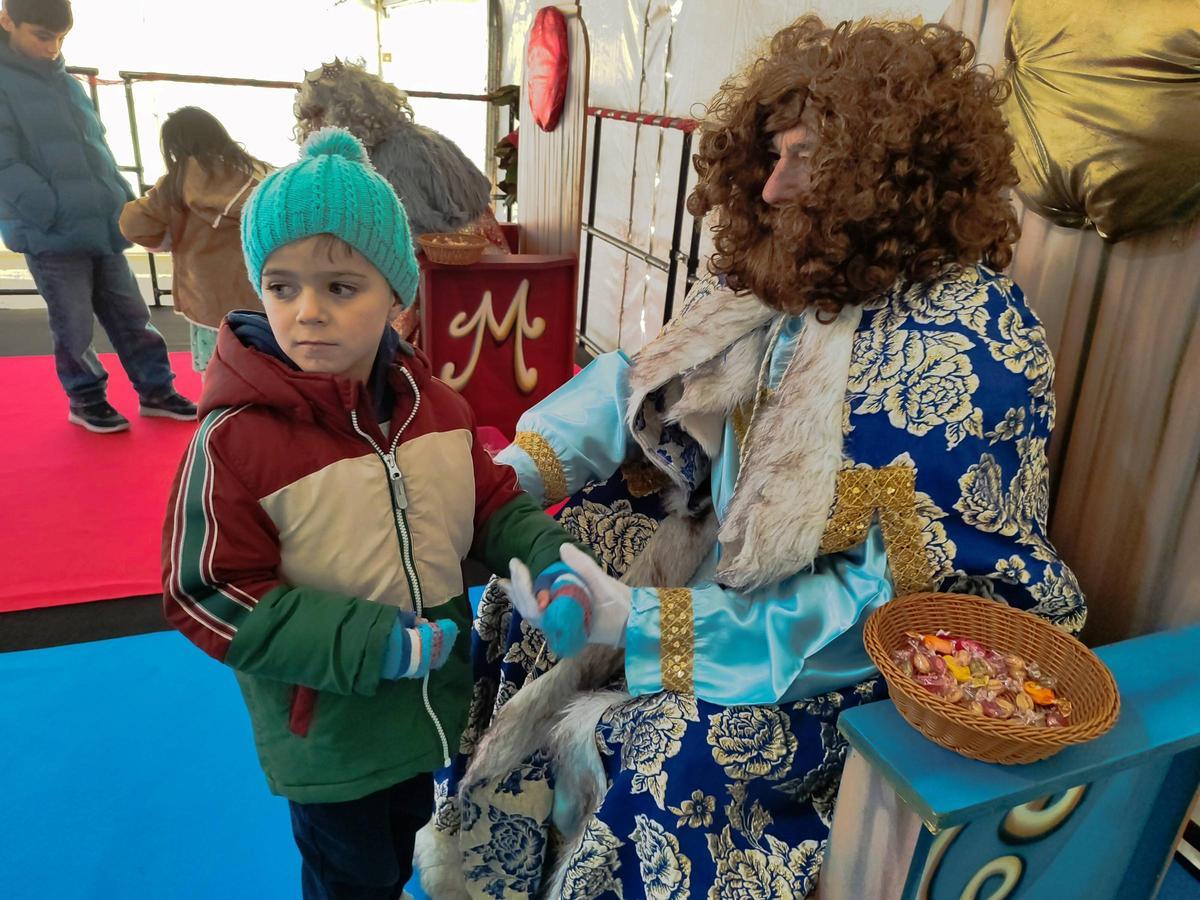 Los Reyes Magos llegan a Bueu por mar antes de la cabalgata de esta tarde