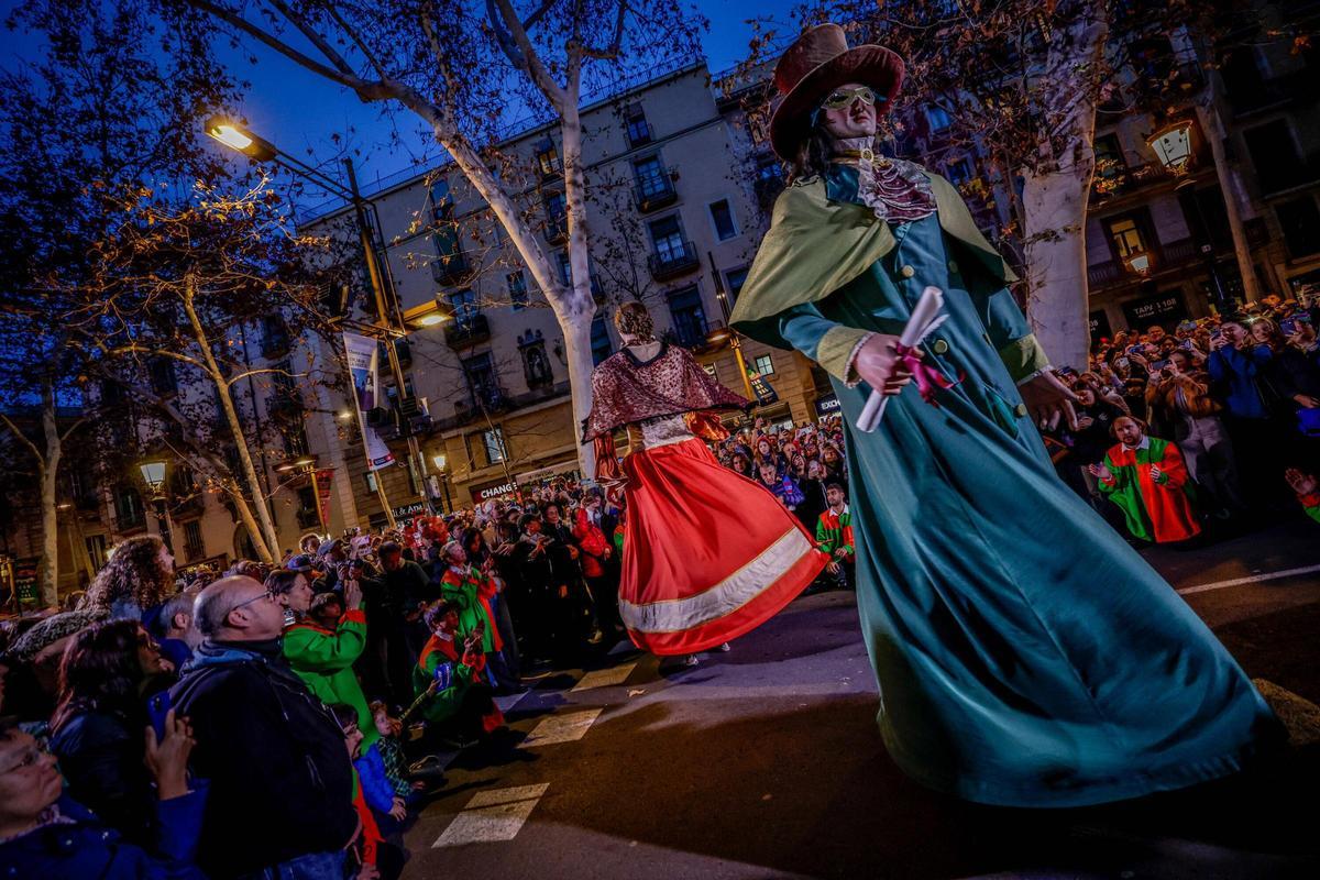 Cercavila de incio del Carnaval de Barcelona,  el recorrido ha empezado al inicio de la Rambla para dirigirse al Palau de la Virreina, donde ha habido un espectáculo y una 'taronjada' ( confeti y globos)