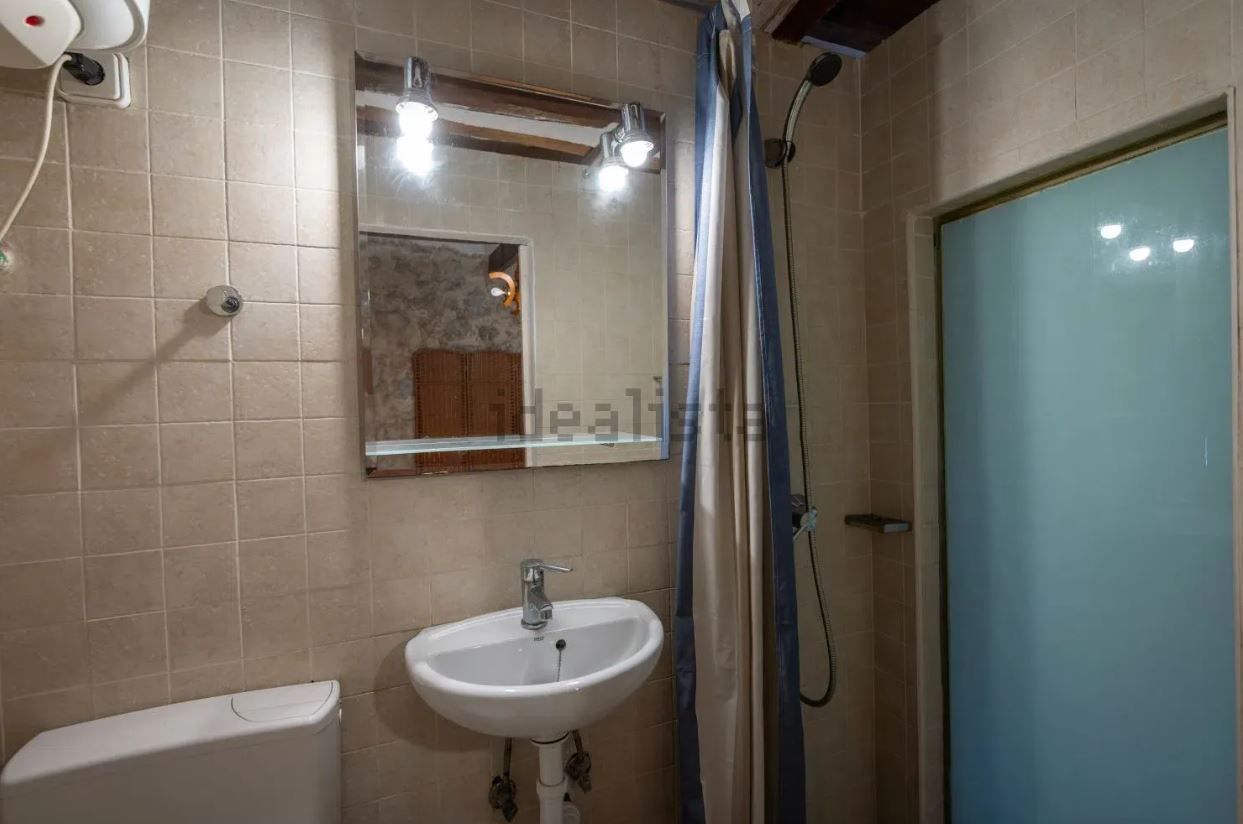 A la venta un edificio con dos apartamentos y negocio en Ibiza por 625.000 euros