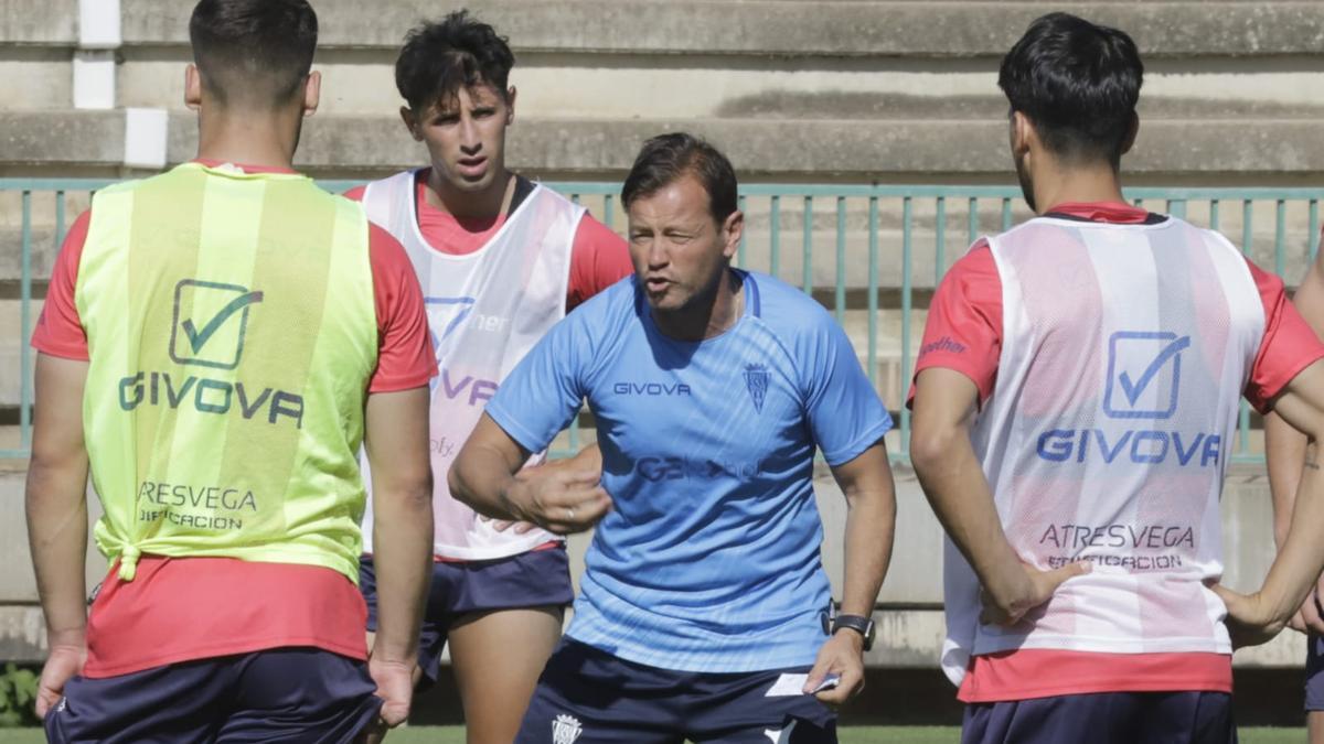 Manuel Mosquera da instrucciones a sus jugadores en un entrenamiento del Córdoba CF.