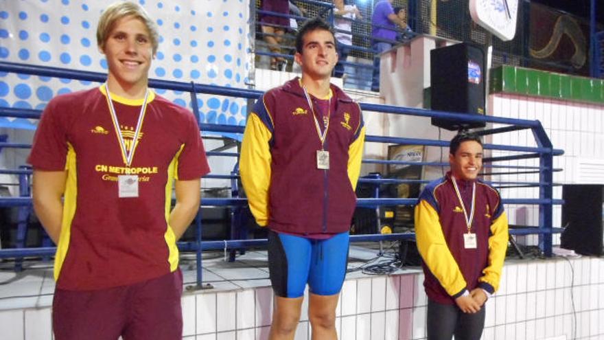 Raúl Santiago (c), Jorge de Ramón (i) y Adrián Curbelo (d), todos del CN Metropole, conformaron el podio de 400 libres.