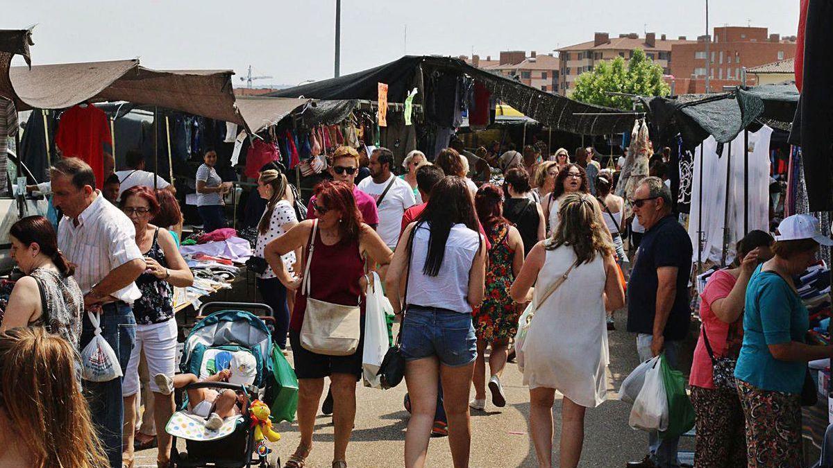 Mercadillo de los martes celebrado en el Alto de los Curas.