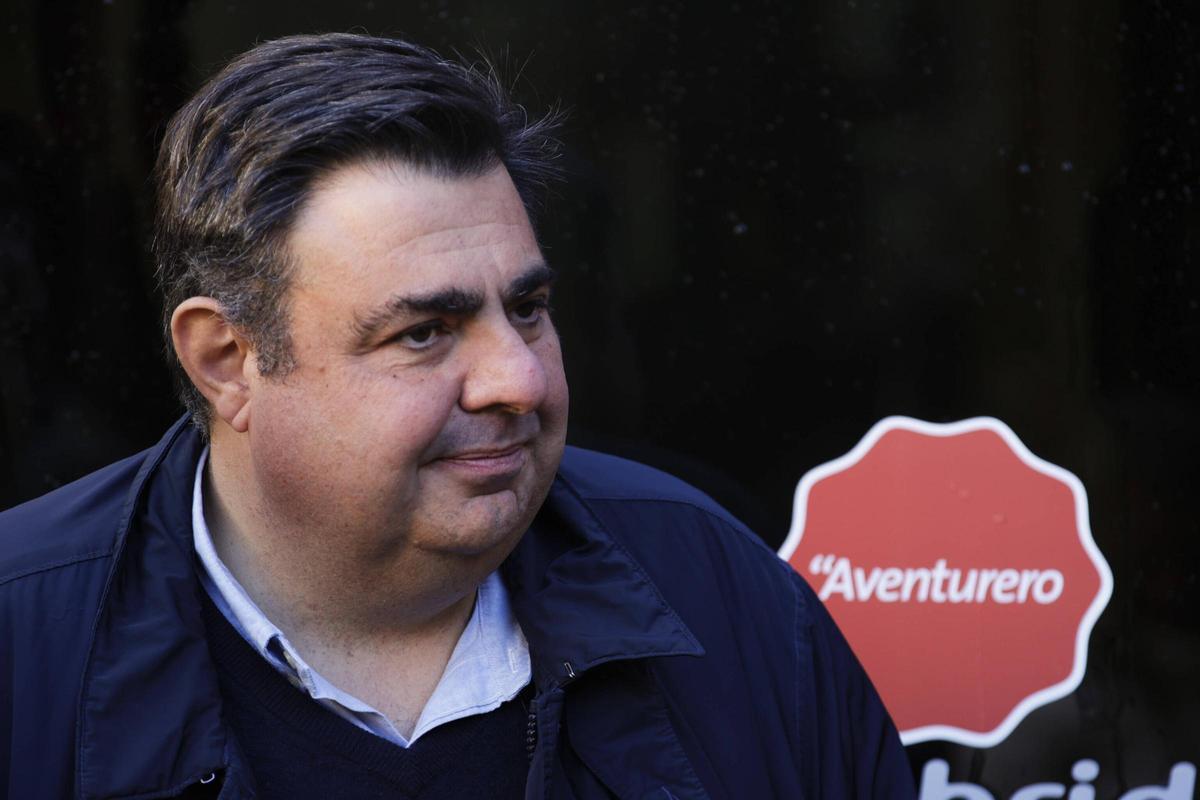 El presidente de Emtusa y concejal de Tráfico, Pelayo Barcia, delante del autobús bautizado como "Aventurero" en un concurso escolar.