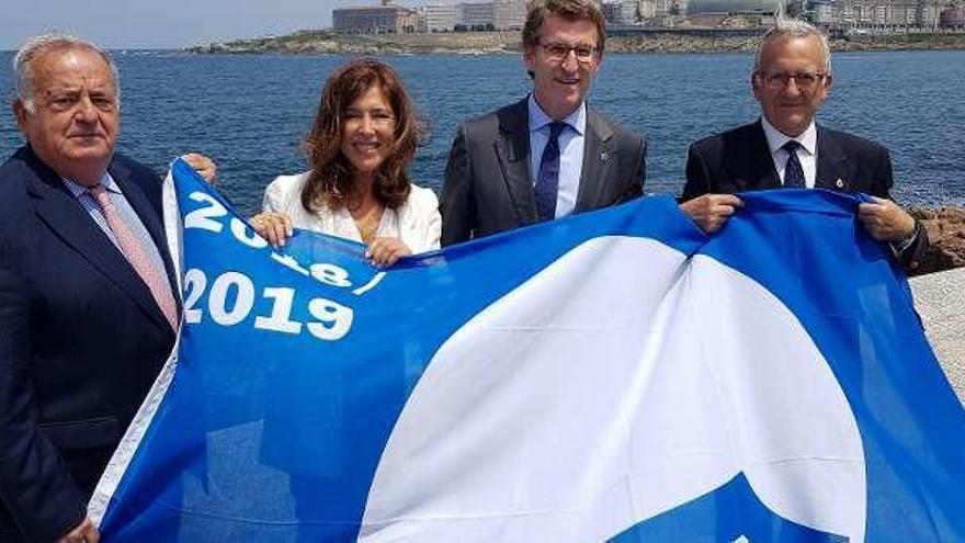 Ignacio Montenegro, Beatriz Mato, Núñez Feijóo y Francisco Fuentes, con la bandera. // FdV
