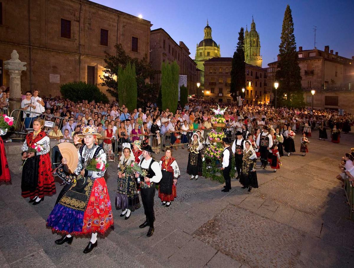 Ofrenda floral en honor a Santa María de la Vega