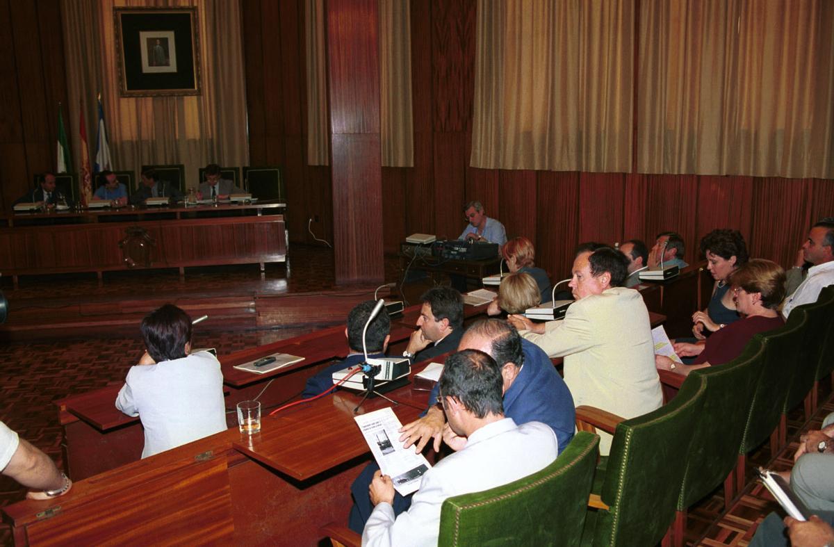 Pleno en la Diputación para la concesión del título de Hijo Predilecto de la Provincia a Rafael Salinas Sánchez, en 2000, 150 aniversario de su nacimiento.