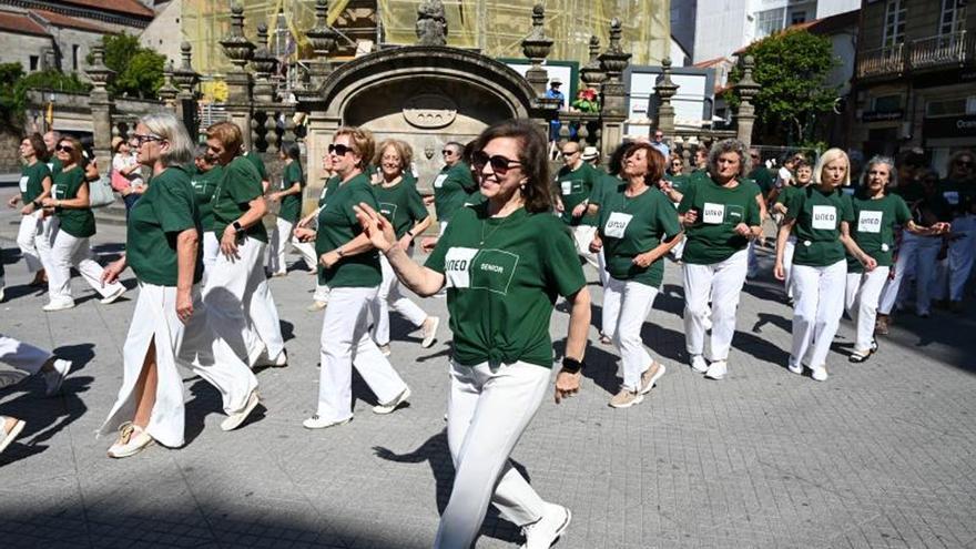El baile latino toma la Praza da Peregrina al ritmo de la UNED Sénior