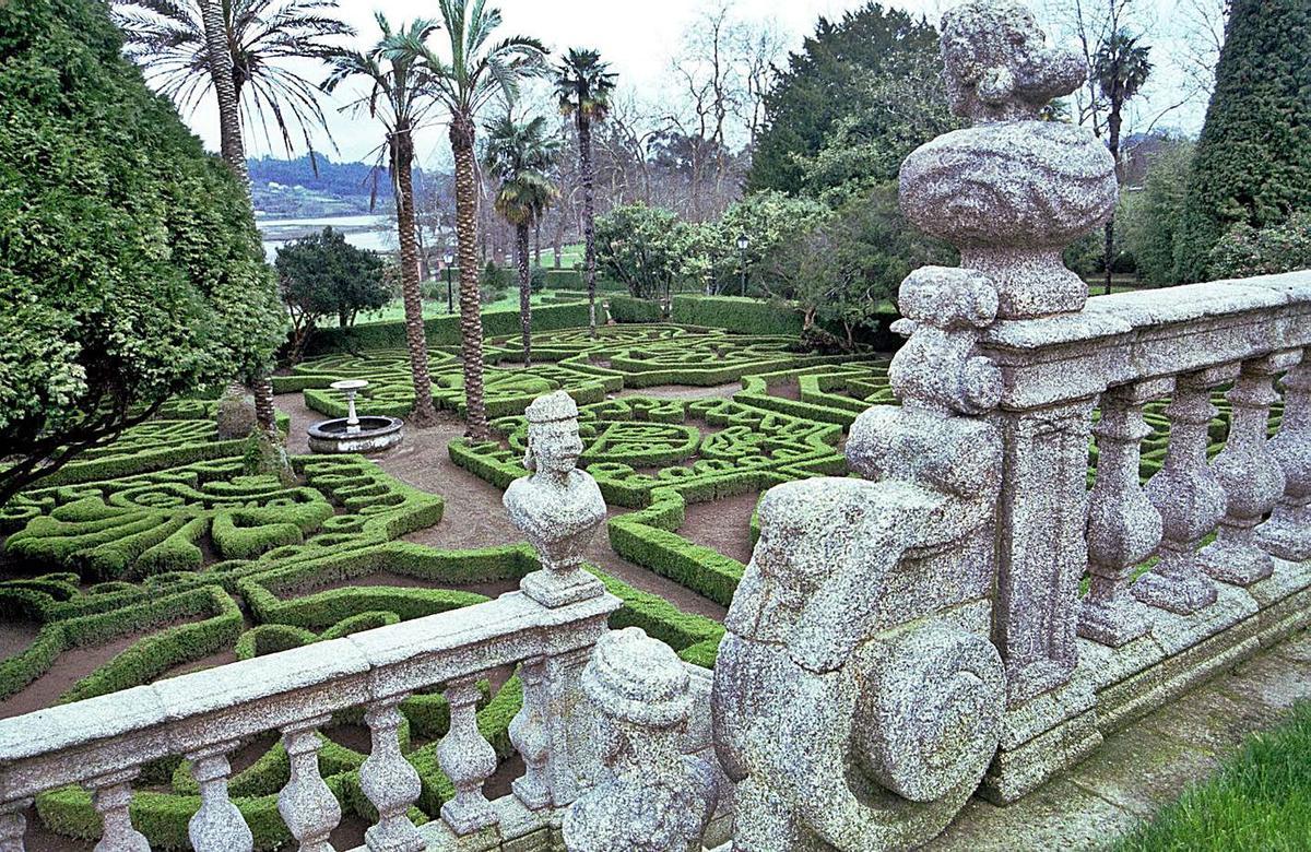 Escalinata del siglo XVIII frente a estos bucólicos jardines, dignos de una dama inglesa.