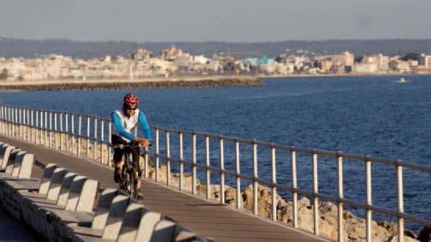 Noch ist es nicht zu heiß für eine Radtour am Meer.