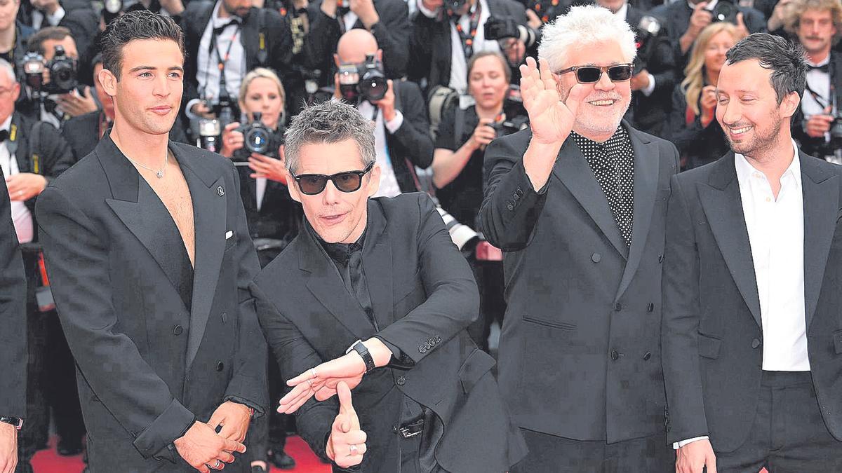 Pedro Almodóvar junto a Jason Fernández, Anthony Vaccarello y Ethan Hawke en el Festival de Cannes.