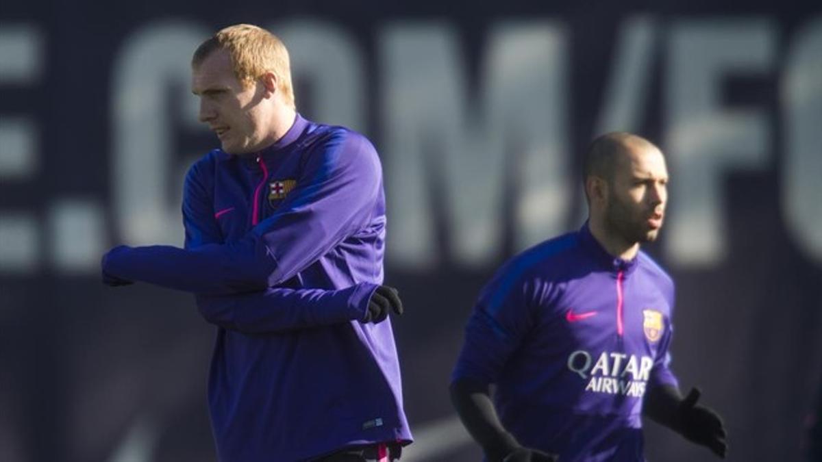 Mathieu se entrena junto a Mascherano en la ciudad deportiva del Barça.