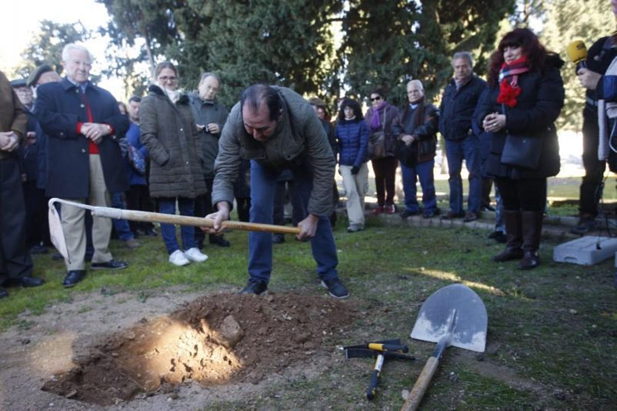 La alcaldesa garantiza que el Ayuntamiento se hará cargo de las exhumaciones si falla la Junta