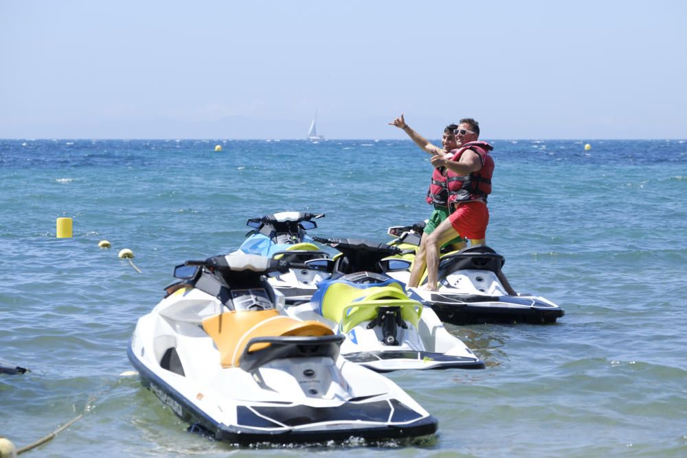 Las 22 empresas homologadas en actividades náuticas y deportivas en Torrevieja mostraron su potencial en la playa de Los Locos