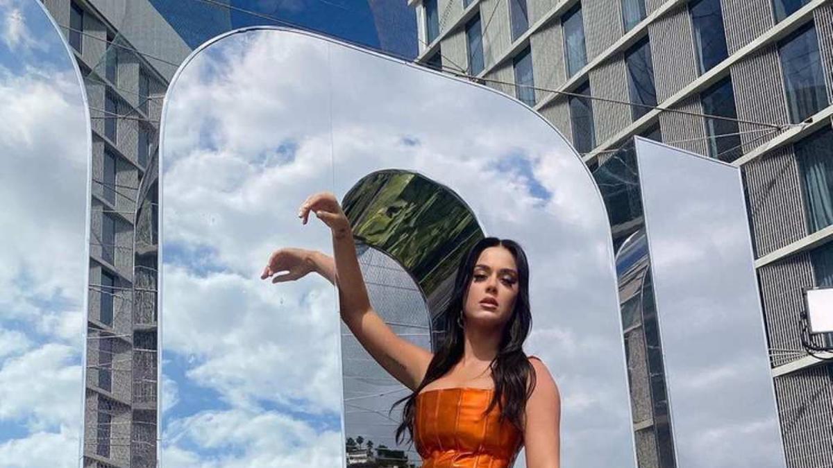 Katy Perry nos da una lección de estilo con un vestido de látex en color cobre