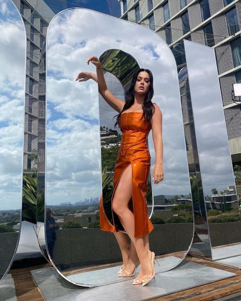 Katy Perry nos da una lección de estilo con un vestido de látex en color cobre - Woman Katy Perry nos da una lección de estilo con un vestido de látex en color cobre - Woman