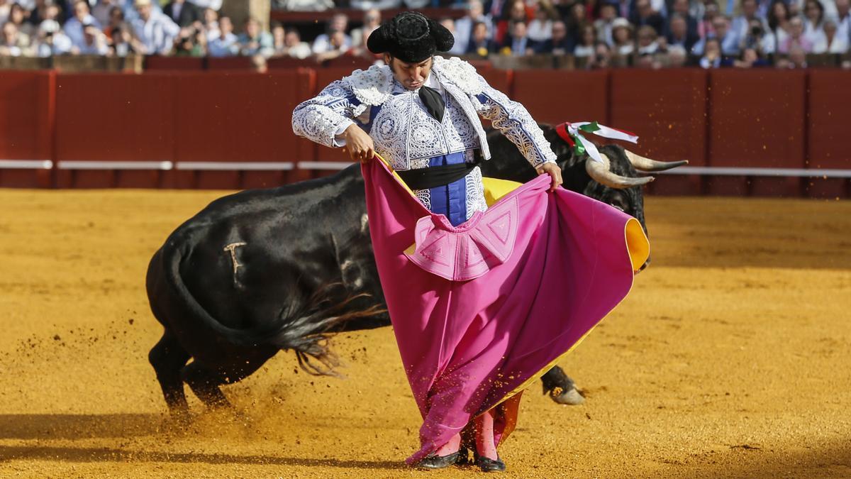 El diestro Morante de la Puebla realizando una chicuelina a un toro de Núñez del Cuvillo.