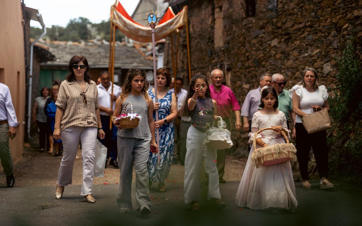 GALERÍA | Bercianos de Aliste revive con profunda devoción el Corpus Christi