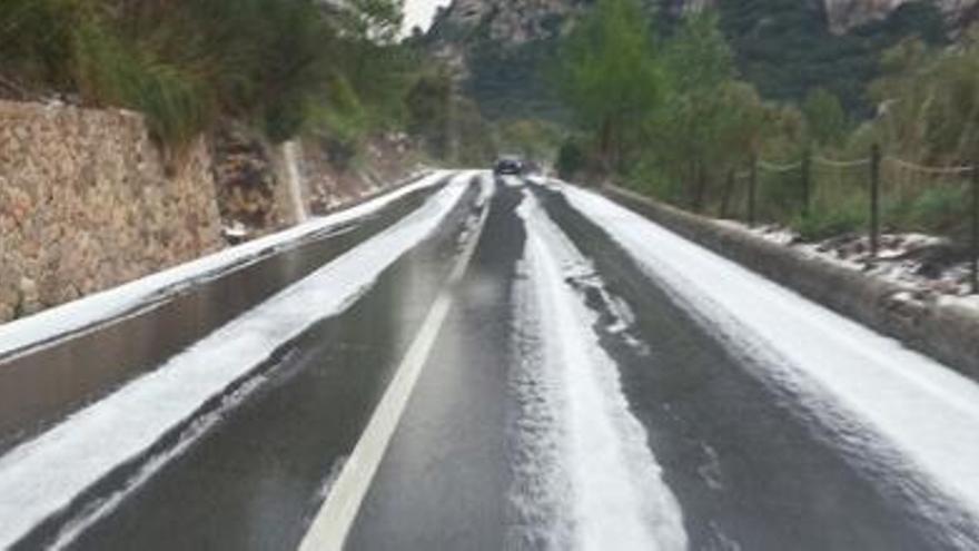 Las carreteras de Valldemossa amanecen cubiertas de granizo