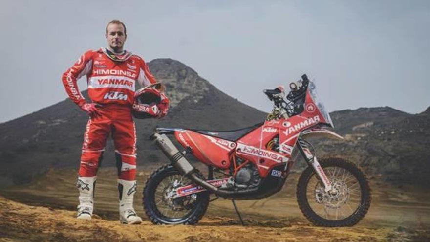 Dani Oliveras, amb la moto que ha recorregut el Dakar.