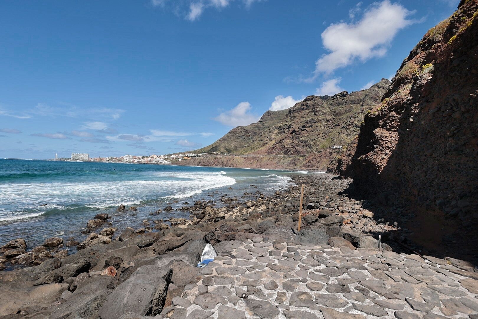 Surferos en la Playa del Arenal