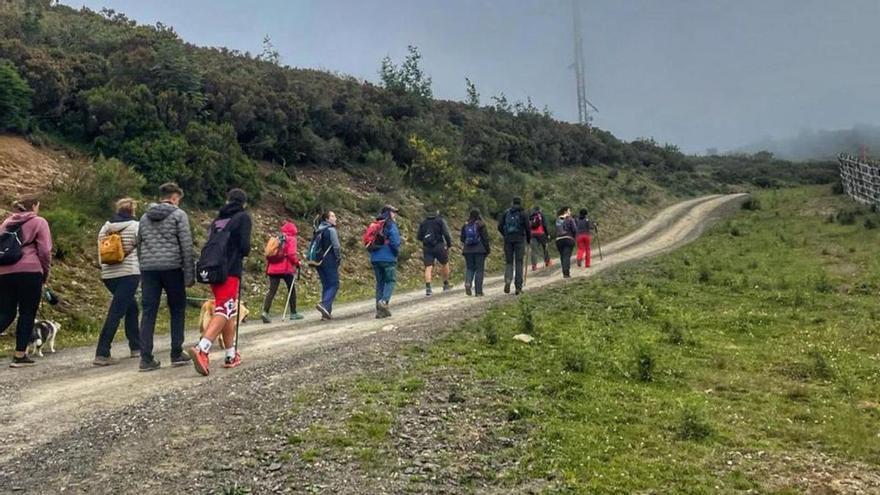 Participantes en una ruta de senderismo en Fuentes de Invierno. | LNE