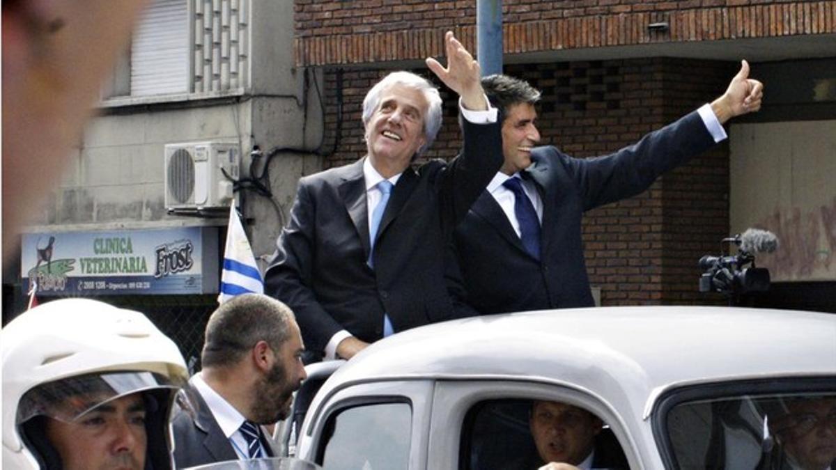 Tabaré Vázquez (izq) y el vicepresidente, Raúl Sendic, de camino a la plaza de la Independencia, este domingo en Montevideo.