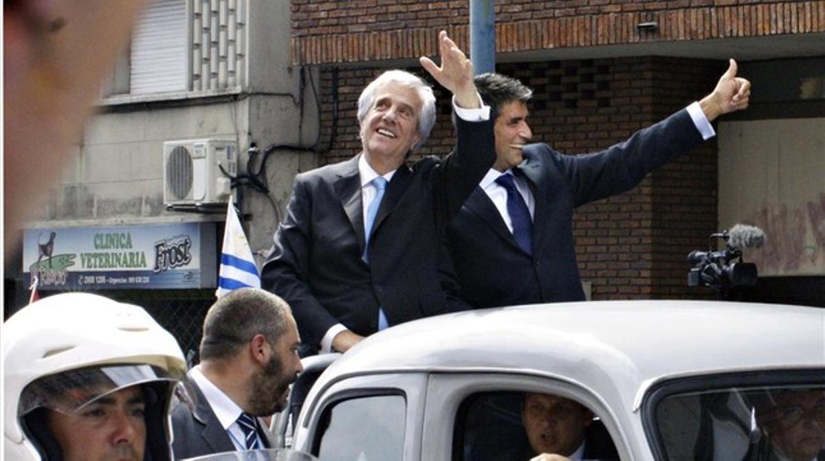 Tabaré Vázquez (esquerra) i el vicepresident, Raúl Sendic, anant a la plaça de la Independència, aquest diumenge a Montevideo.