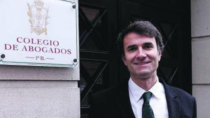 Norberto Martín-Anero, nuevo decano, a las puertas del Colegio de Abogados.